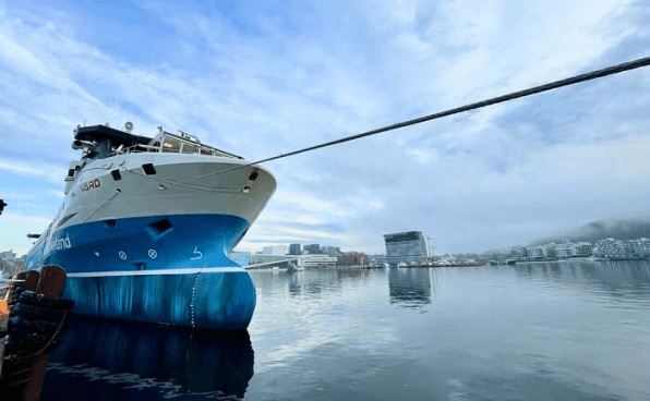 Autonom und Vollelektrisch: Innovatives E-Containerschiff sticht in See